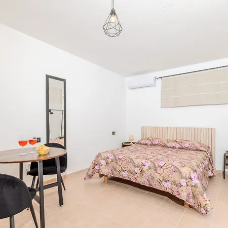 דירה Splendido Monolocale Con Giardino אולביה